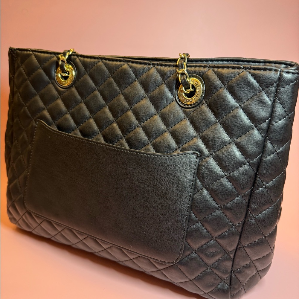 VERA NEW YORK Excellent used condition.  Two-way: shoulder or crossbody bag. - Picture 6 of 13